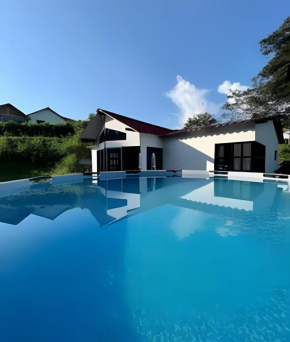 Cabaña Campestre de con piscina, cocina, y wifi.